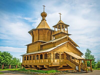 Этот комплекс находится в центре Сургута, на берегу Саймы. К историко-этнографическому центру относится территория, на которой построены 14 домов, копирующих исторические деревянные городские постройки. Когда-то эти дома находились в разных частях Сургута, а сегодня по ним можно сделать вывод о том, как выглядел город к началу 20 века. Центр открылся в 1999 г. В состав центра входят Дом природы, Дом журналистов, Дом коренных народов Севера, Дом казачества, Дом краеведа, Центр ремёсел и Школа-музей имени А. С. Знаменского. Также на территории комплекса можно увидеть деревянный храм во имя всех святых, в земле сибирской просиявших.