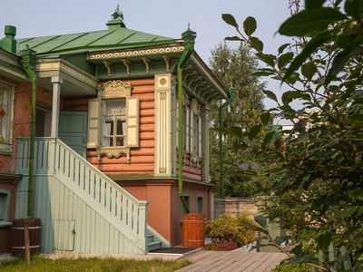 Данный дом является единственным свидетелем старинного Сургута. Он построен в конце XIX века в соответствии с традициями сибирского зодчества.  Резные декоры, множество окон, веранда с цветными витражами, парадная лестница с коваными подзорами и резными балясинами – всё демонстрирует социальный статус домовладельца- Г.С. Клепикова.