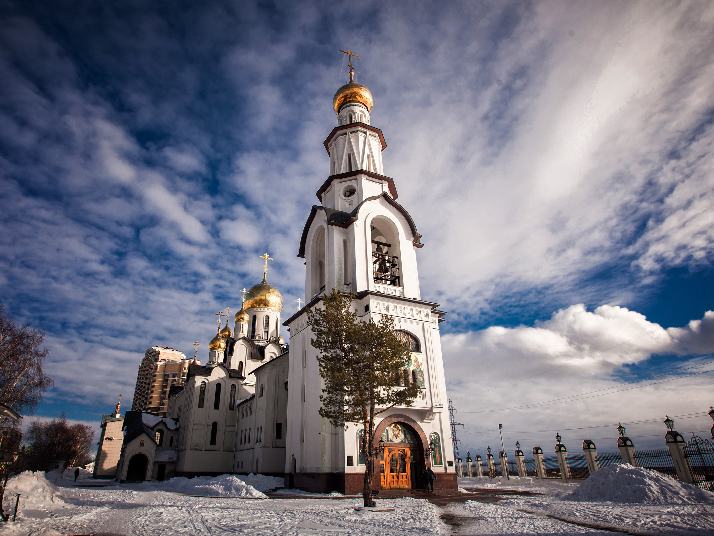 Город с четырёхвековой историей Сургут, увы, не может похвастать древними храмами: все они были уничтожены в советскую эпоху. Так и главный храм города был построен только в 2003 г. Тем не менее эта прекрасная церковь традиционной архитектуры уже стала гордостью горожан и одним из символов Сургута. Многие считают её самой красивой во всём Ханты-Мансийском округе.